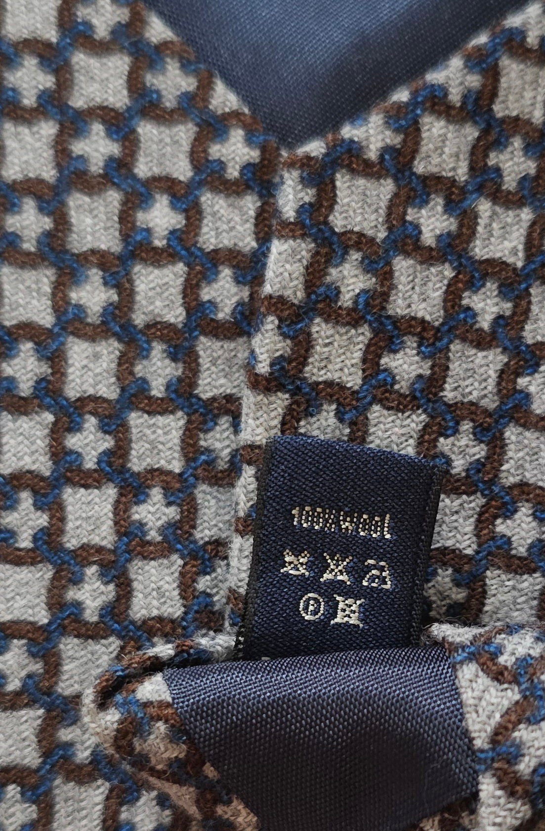 Good Old Days Cravate grise en laine 100% avec motif médaillons marron et bleu, fabriquée en Italie.