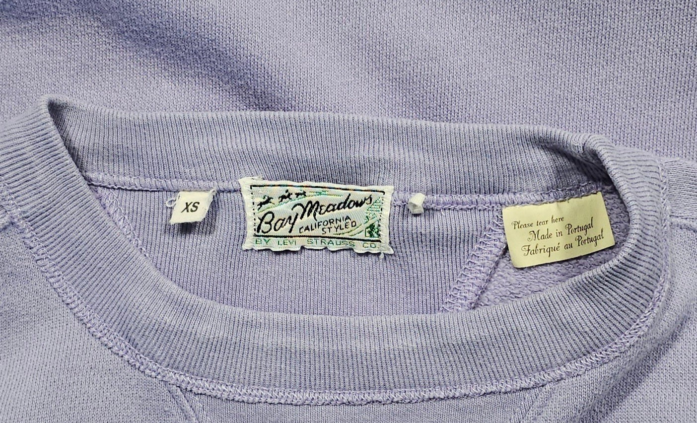 Good Old Days Sweat LVC Levi's Vintage Clothing Bay Meadows violet clair en coton, taille XS, reproduction des années 30 avec détails V et poignets longs.